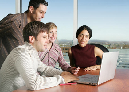 Gruppe von Mitarbeitern am PC